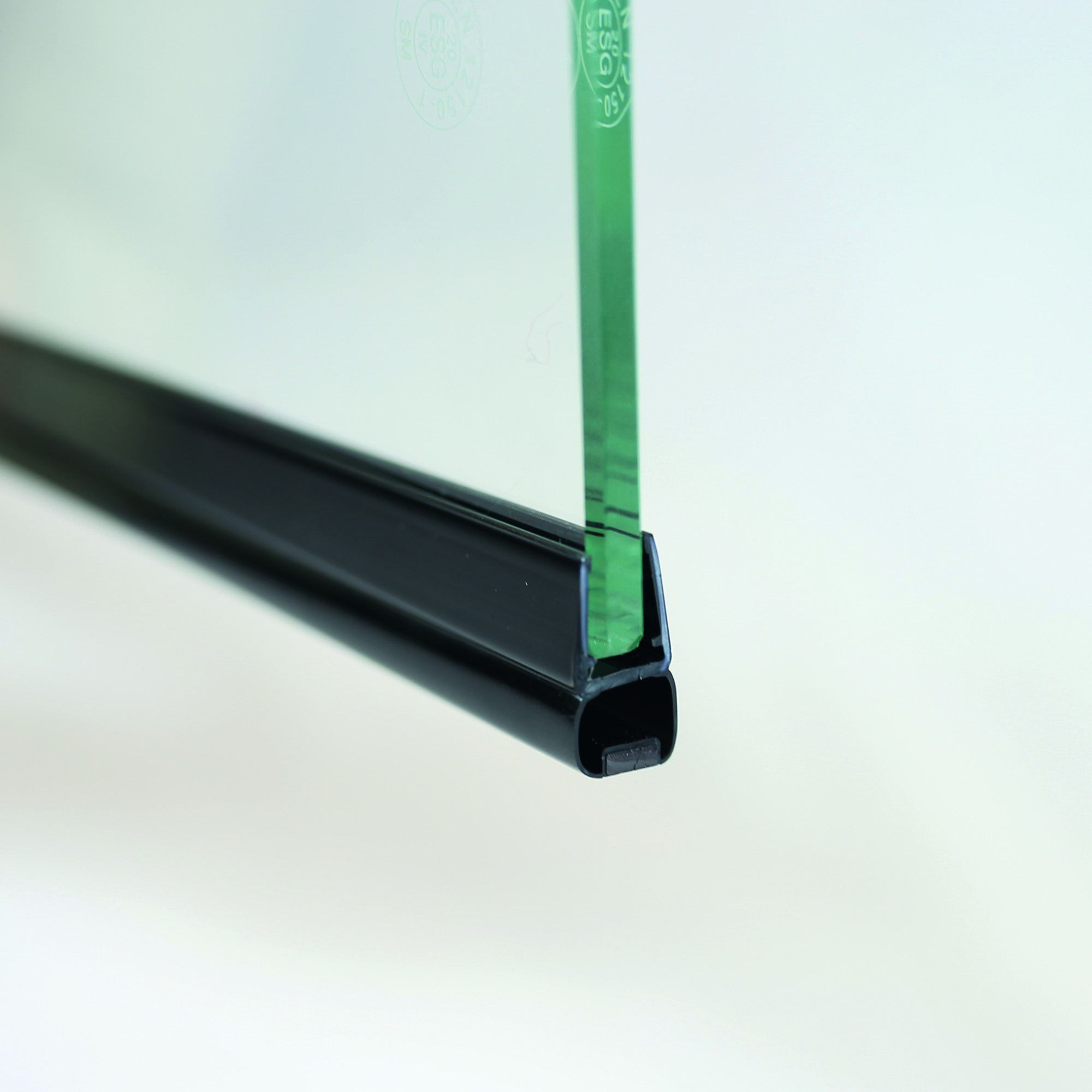 Magnetprofil schwarz matt, Länge 2000 mm, am Glas