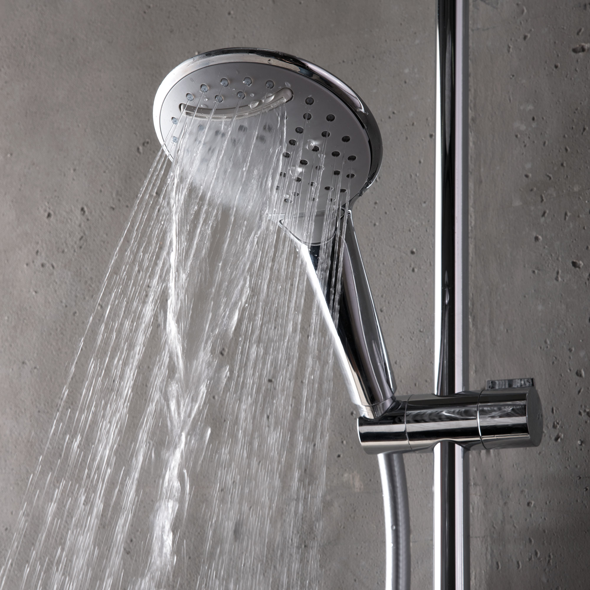 mk130-detail-handbrause-mit-wasser MK 150 Kopfbrause eckig mit Thermostat, Chrom, Detail Handbrause mit Wasser